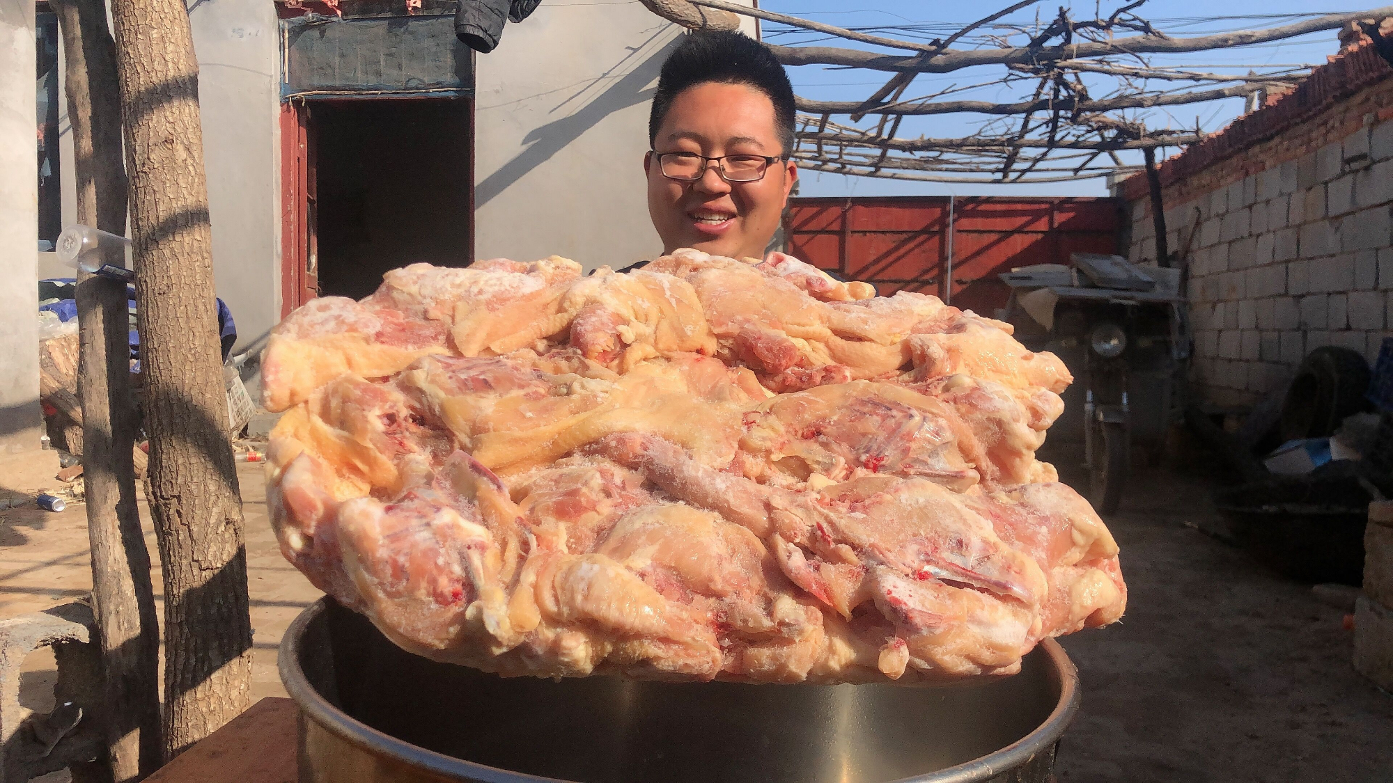30块钱买了一整箱鸡架,卤了满满一大锅,整只抱着啃真过瘾!